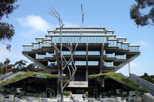 Топ 10 Библиотек с современной архитектурой и дизайном
Библиотека Гейзеля, Сан-Диего (Geisel Library, San Diego)