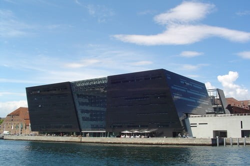 Топ 10 Библиотек с современной архитектурой и дизайном
Королевская датская библиотека, Дания (Royal Danish Library, Denmark)
