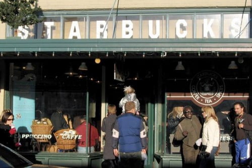 Топ 10 оригинальных мест расположения сетей Фаст фудStarbucks на 2000, Western Ave, Сиэтл, ВашингтонStarbucks at 2000, Western Ave, Seattle, Washington
