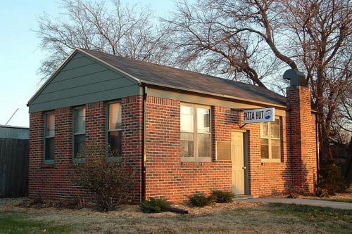 Топ 10 оригинальных мест расположения сетей Фаст фудПицца Хат по адресу 503 South Bluff St., Вичита, КанзасPizza Hut at 503 South Bluff St., Wichita, Kansas