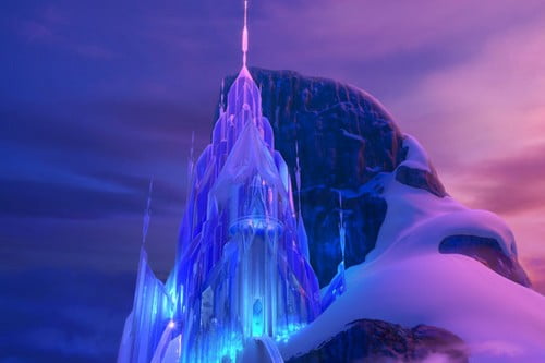 Топ 15 вдохновений архитектуры ДиснеяЛедяной дворец Эльзы в фильме Frozen основан на Hotel de Glace, Канада