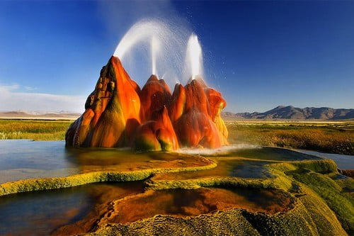 Топ 10 необычных гейзеров Гейзер Флай - Невада, США Fly Geyser – Nevada, USA 