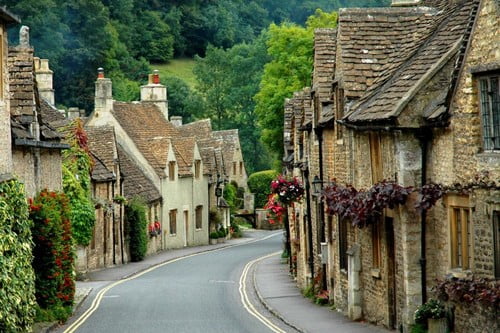 10 Потрясающих фотографий красивых мест по всему мируЖивописная английская деревня Касл Комб в Уилтшире ( Castle Combe in Wiltshire )