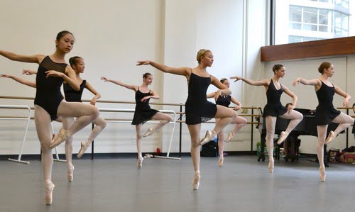 10 Поразительных Фактов О Танцорах БалетаАртисты балета тренируются больше, чем большинство профессиональных спортсменов.
