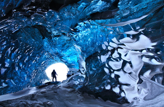 10 Мест, Которые Выглядят ВоображаемымиХрустальная пещера - Скафтафелл, Исландия ( Crystal Cave – Skaftafell, Iceland )