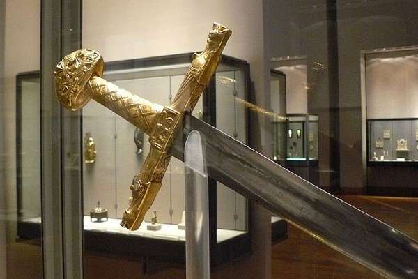 10 Легендарных мечей из легенд и фантастикиJoyeuse 