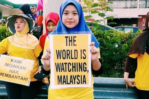 10 Странных вещей, Запрещенных по всему мируМалайзия: Желтая одежда