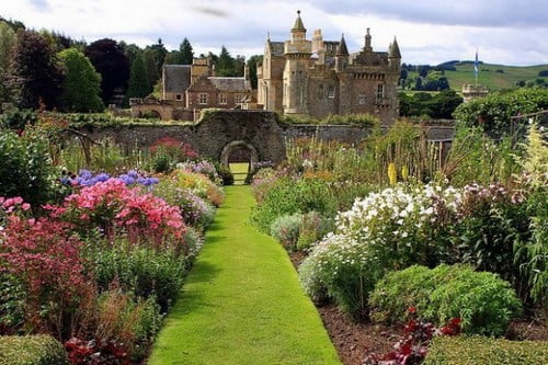 10 Потрясающих фотографий красивых мест по всему мируСэр Вальтер Скотт, Мелроуз, Шотландия Scotland