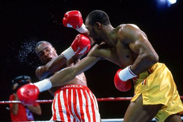 10 Спорных Боксерских решений в историиТомми Хернс против Шугара Рэя Леонарда (1989) Tommy Hearns vs. Sugar Ray Leonard