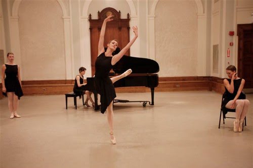 10 Поразительных Фактов О Танцорах БалетаЖивой пианист сопровождает ежедневный балетный класс