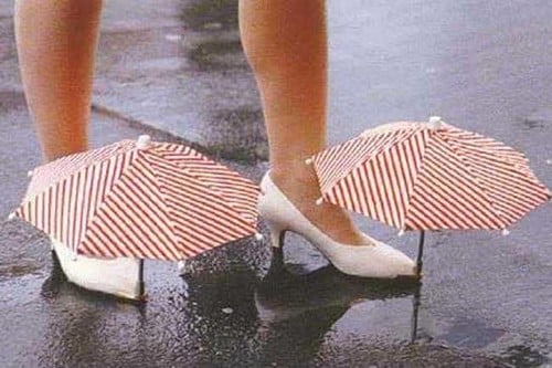 10 самых странных и безумных изобретений в историиЗонтики для обуви Shoe umbrellas
