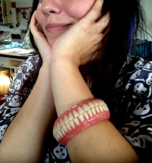  Топ-10 самых странных модных аксессуаров - Топ чудесБраслет для зубных протезов The Denture Bracelet