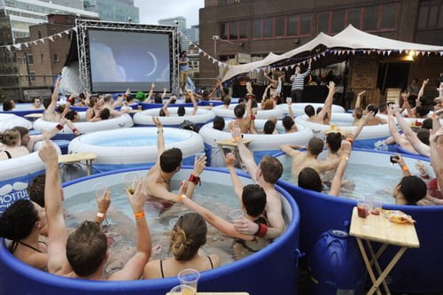 Топ 10 Самых Крутых Кинотеатров в МиреКинотеатр с гидромассажной ванной Hot Tub Cinema