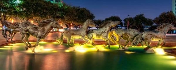 ТОП 10 самых потрясающих фонтанов в миреМустанги Лас-Колинас The Mustangs of Las Colinas