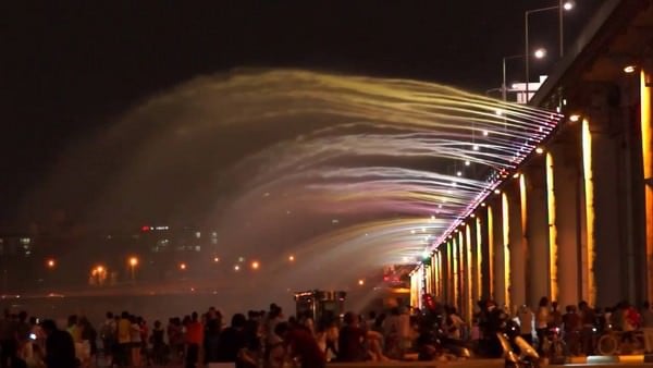ТОП 10 самых потрясающих фонтанов в миреРадужный фонтан на мосту Банпо - Южная Корея Banpo Bridge Rainbow Fountain – South Korea