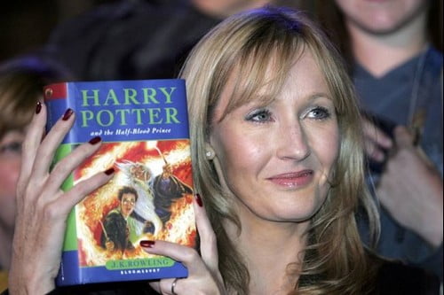 Топ 10 любимых книг на английском языке пользователей FacebookСерия "Гарри Поттер" Дж. К. Роулинг (The Harry Potter Series by J.K. Rowling)