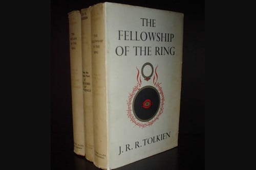 Топ 10 любимых книг на английском языке пользователей FacebookВластелин колец" Дж.Р.Р. Толкиена (The Lord of the Rings by J.R.R. Tolkien)